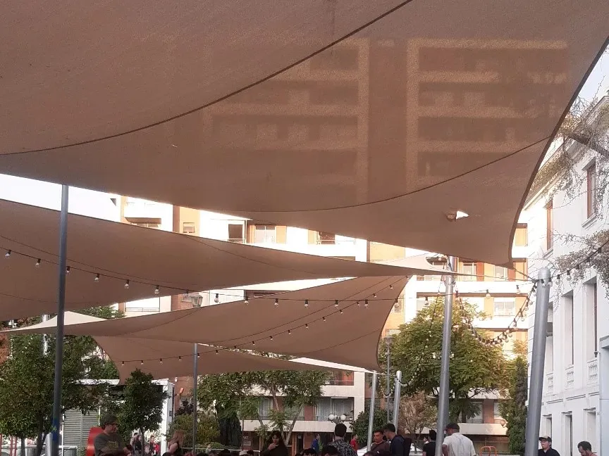 Las mesas del torneo bajo los toldos de la Plaza Valentín Trujillo